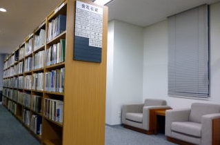 経営図書館のソファー